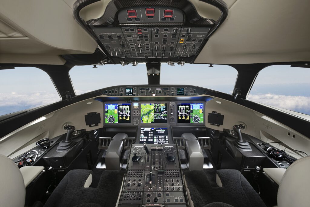 Comparison between a Corporate Jet Side Stick vs. Traditional Yoke ...